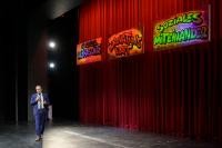 Für die Heidelberger Innovationskraft möchte sich Oberbürgermeister Prof. Dr. Eckart Würzner besonders einsetzen. (Foto: Rothe) Oberbürgermeister Prof. Dr. Eckart Würzner steht auf einer Theaterbühne und spricht in ein Mikrofon. Hinter ihm hängen Schriftzüge an der Wand: globaler Klimaschutz, Innovationskraft und soziales Miteinander.