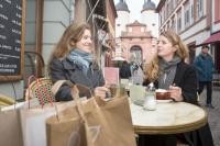 Einkaufen in Heidelberg hat einen hohen Erlebniswert – hier kommen gute Geschäfte, Gastronomie und ein attraktiver öffentlicher Raum zusammen. (Foto: Christian Buck) Zwei Frauen sitzen an einem Tisch