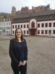 Ann-Kathrin Riedel ist stellvertretende Leiterin der Abteilung Standortentwicklung und Unternehmensservice. (Foto: Stadt Heidelberg) Porträtfoto von Ann-Kathrin Riedel vor dem Heidelberger Schloss.