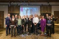 Marc Massoth (links), Leiter des Amtes für Wirtschaftsförderung und Wissenschaft, und Ulrike Kugler-Oestergaard (rechts) vom Hotel & Restaurant Grenzhof gratulierten den Preisträgerinnen und Preisträgern des Ausbildungspreises 2022 (vorne von links) mit ihren Ausbildern und Unternehmensvertretern: Christine Feldhinkel, Marco Moock, Lea Gamperling, Carla Beck, Louis Lippold, Min Li und Alexandra Brauch. (Foto: Sabine Arndt) Ein Gruppenfoto im Konfetti-Regen