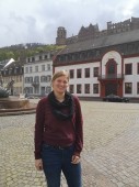 Lucie Lommel auf dem Karlsplatz, im Hintergrund das Heidelberger Schloss. Lucie Lommel. (Foto: Stadt Heidelberg)