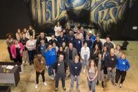 Beim Azubi-Talk in der Metropolink's Commissary auf Patrick-Henry-Village tauschten sich rund 30 Auszubildende aus 15 Betrieben mit Oberbürgermeister Eckart Würzner (Mitte) und Bürgermeisterin Stefanie Jansen (vorne rechts) über Ideen zum Azubi-Netzwerk aus. (Foto: Sabine Arndt) Gruppenfoto