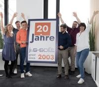 Hoch die Hände: j&s-soft feiert 20 Jahre. (Foto: j&s-soft) Vier Männer und zwei Frauen recken die Hände in die Luft. Zwei von ihnen halten ein Schild, auf dem "20 Jahre" steht.