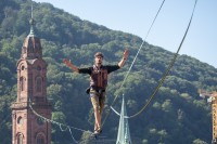 Spektakuläres Projekt: Die Hochseilshow von der Heiliggeist- zur Jesuitenkirche. (Foto: Buck) Ein Mann balanciert in schwindelnder Höhe über eine Slackline.