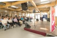 "Wandel gemeinsam gestalten" - dazu referierte Prof. Dr. Holger Held. (Foto: Arndt) Publikum sitzt vor einer kleinen Bühne. Darauf referiert ein Mann.
