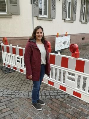 Simona Lokotsch kümmert sich um den Aufgabenbereich Wirtschaftsverkehr. (Foto: Stadt Heidelberg) Simona Lokotsch vor einer Baustellenbake.