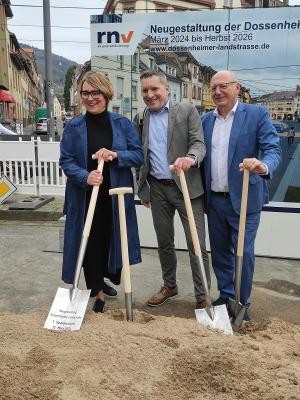 Carmen Niebel vom Handwerker- und Gewerbeverein Handschuhsheim (v.l.), Martin in der Beek, Technischer Geschäftsführer der rnv und Michael Jäger, Geschäftsführer der Heideberger Straßen- und Bergbahn GmbH beim ersten Spatenstich. (Foto: Stadt Heidelberg) Carmen Niebel vom Handwerker- und Gewerbeverein Handschuhsheim (v.l.), Martin in der Beek, Technischer Geschäftsführer der rnv und Michael Jäger, Geschäftsführer der Heideberger Straßen- und Bergbahn GmbH beim ersten Spatenstich.
