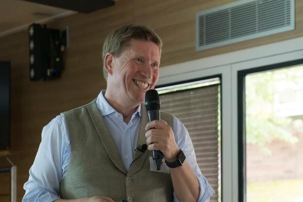 Referent Gunnar Barghorn hatte spannende Ansätze dabei. (Foto: Sabine Arndt) Referent Gunnar Barghorn spricht in ein Mikrofon.