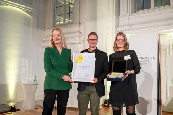 Die Gewinnerin/der Gewinner in der Kategorie Industrie, Unternehmen mit 250 bis 1.000 Mitarbeitenden (von links) mit Umweltministerin Thekla Walker: Julian Senn und Stella Unger. (Foto: Martin Stollberg) Man sieht 3 Personen bei der Preisübergabe, links die Umweltministerin Thekla Walker, mittig den Gewinner Julian Senn und rechts die Gewinnerin Stella Unger.
