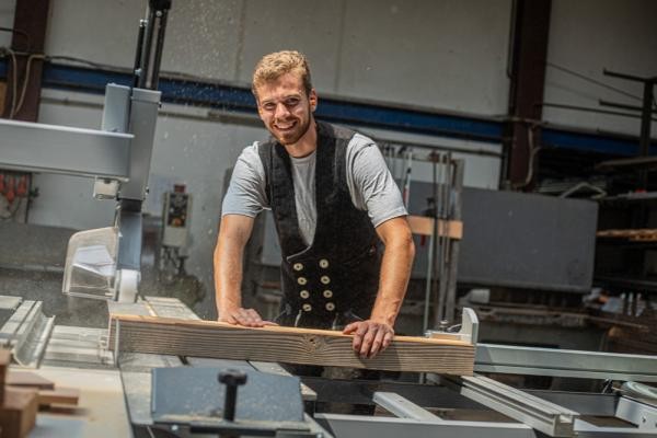 Julius Rieger in Aktion. (Foto: Martin Nowak) Zimmerermeister Julius Rieger bei der Arbeit an einem Holzbalken.