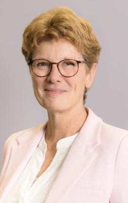 Claudia Bitti. (Foto: Sabine Arndt) Porträtfoto einer Frau mit kurzen blonden Haaren und Brille.