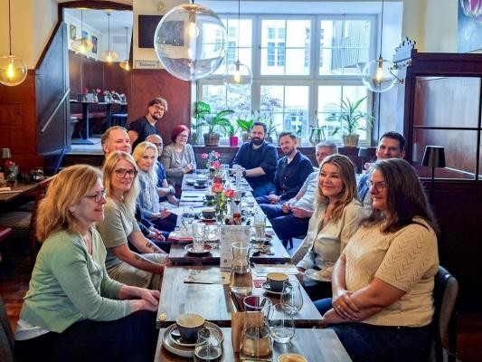 Händlerinnen und Händler aus der Heidelberger Altstadt kamen beim Händlerfrühstück der Wirtschaftsförderung im Café Burkardt zum Austausch über die Zukunft der Innenstadt zusammen. (Foto: Stadt Heidelberg) Kaufleute im Café Burkardt.