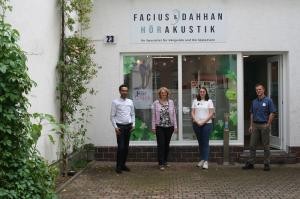 Achraf Dahhan (v.l.), Christiane Zieher, Katharina Püschel und Uwe Facius vor dem Geschäft der beiden Hörakustiker. (Foto: Handwerkskammer Mannheim) Achraf Dahhan (v.l.), Christiane Zieher, Katharina Püschel und Uwe Facius vor dem Geschäft der beiden Hörakustiker.