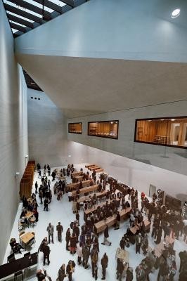 Das Foyer im neuen HCC. (Foto: Heidelberg Marketing/Felix Huth) Blick von oben ins Foyer im neuen HCC.