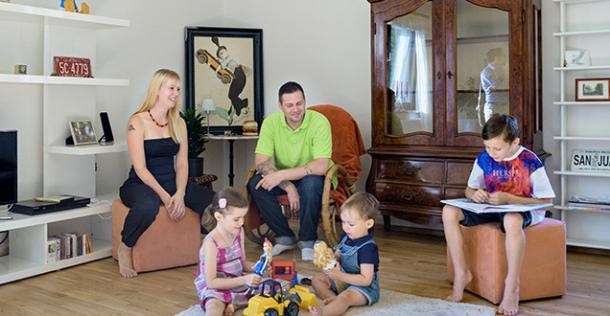 Familie in ihrem Wohnzimmer (Foto: Rothe) Familie in ihrem Wohnzimmer