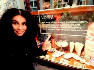 Autorin Ramona Ambs 2021 vor ihrem "Seitenspruch". (Foto: privat) Autorin Ramona Ambs 2021 vor ihrem "Seitenspruch".