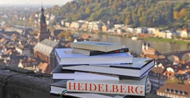 Bücherstapel mit Blick auf Heiliggeistkirche (Foto: Dorn) Bücherstapel mit Blick auf Heiliggeistkirche (Foto: Dorn)