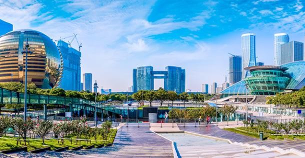 Stadtporträt Hangzhou (Foto: Shutterstock) Panorama der Stadt mit dem Rathaus in der Mitte, einer Treppe im Vordergrund und vielen weiteren Gebäuden (Foto: Shutterstock)