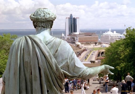 Odessa liegt im Süden der Ukraine direkt am Schwarzen Meer. (Foto: Stadt Odessa) Blick über eine Statue hinweg auf den Hafen von Odessa.