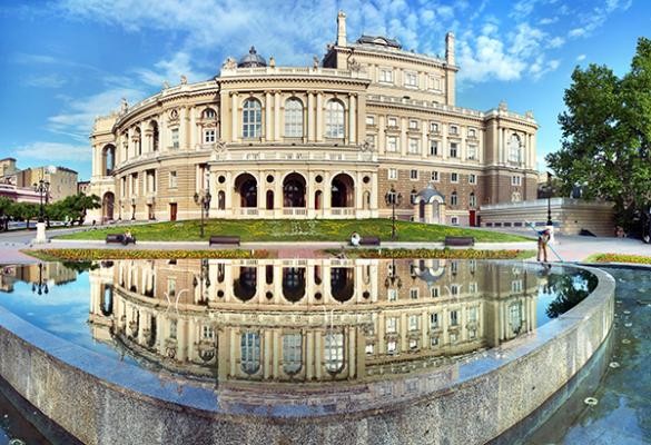 Odessa liegt im Süden der Ukraine direkt am Schwarzen Meer. (Foto: Stadt Odessa) Blick über eine Statue hinweg auf den Hafen von Odessa.
