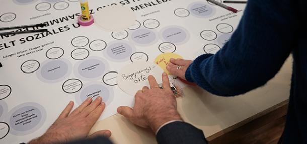 Stadtentwicklungskonzept 2035 (Foto: Beekmann) Hände auf einem Plan