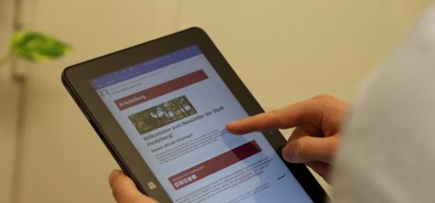 Aktuelles (Foto: Stadt Heidelberg) Tablet mit Screenshot zum Thema Aktuelles