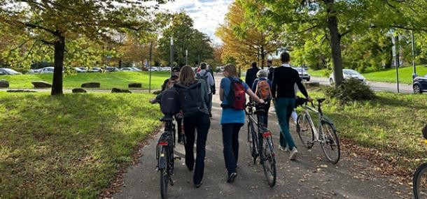 Bürgerinnen und Bürger bei einer Beteiligungsveranstaltung Mehrere Personen mit dem Fahrrad auf einem Weg