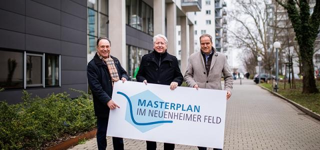 Oberbürgermeister Würzner, Bernhard Eitel und Bernd Müller halten ein Plakat mit der Aufschrift ,,Masterplan im Neuenheimer Feld'' bei einem Pressetermin. (Foto: Dittmer)