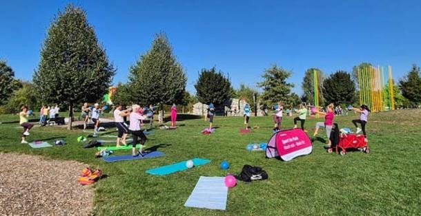 Sportangebote (Foto: Jäger) Yogamatten auf grüner Wiese vor blauem Himmel