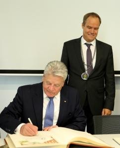 13_bild_2015_Goldenes_Buch_Bundespraesident_Gauck_Würzner_by_hd