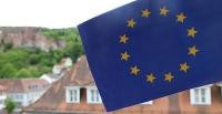 Jedes Jahr gibt es eine Europa-woche. (Foto: Stadt Heidelberg) Man sieht eine Europa-flagge vor dem Schloss in Heidelberg.