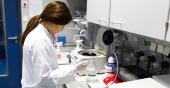 Städte-Test: Heidelberg hat beste Zukunfts-Chancen (Foto: Dittmer) Eine junge Frau mit schwarzen Haaren und weißem Kittel steht an einem Tisch und hat eine Pipette in der Hand (Foto: Dittmer)