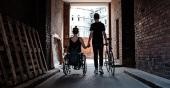 Liebe Kennt keine Barrieren (Foto: Weiland) Eine junge Frau im Rollstuhl und ein junger Mann mit einem Fahrrad halten Hände. Der Mann schiebt ein Fahrrad (Foto: Weiland)