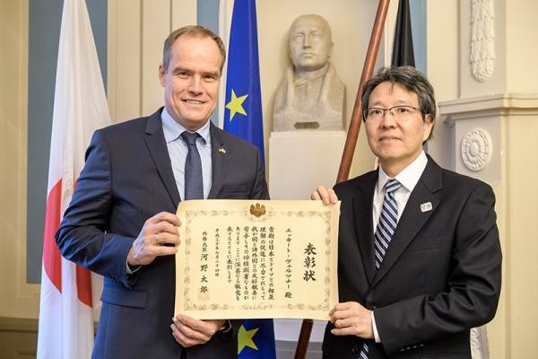 Der japanische Generalkonsul in München, Tetsuya Kimura (rechts), überreichte die Verdienstauszeichnung an Heidelbergs Oberbürgermeister Prof. Dr. Eckart Würzner. (Foto: Rothe) Der japanische Generalkonsul in München, Tetsuya Kimura (rechts), überreichte die Verdienstauszeichnung an Heidelbergs Oberbürgermeister Prof. Dr. Eckart Würzner. (Foto: Rothe)