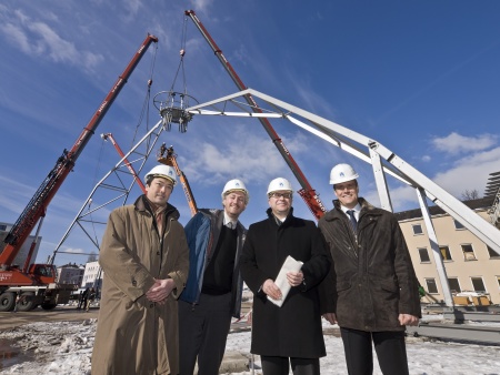 Der Aufbau des Opernzeltes hat begonnen. Mit dabei (von rechts nach links): OB Dr. Eckart Würzner, Erster Bürgermeister Bernd Stadel, Intendant Peter Spuhler und Architekt Patrick Lubs (Foto: Rothe) Der Aufbau des Opernzeltes hat begonnen. Mit dabei (von rechts nach links): OB Dr. Eckart Würzner, Erster Bürgermeister Bernd Stadel, Intendant Peter Spuhler und Architekt Patrick Lubs (Foto: Rothe)