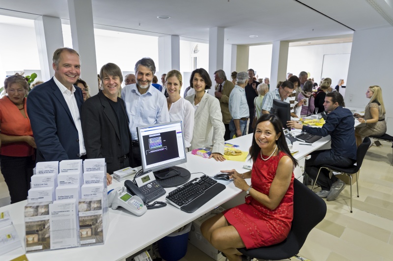 Bei der Eröffnung der Theaterkasse am 8. September 2012 (v.l.): Architekt Felix Waechter, Intendant Holger Schultze, Bürgermeister Dr. Joachim Gerner, Architektin Sibylle Waechter, Generalmusikdirektor Yordan Kamdzhalov. (Foto: Rothe)