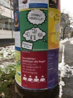 Litfaßsäule mit Plakat "Ausnahme von der Maskenpflicht"