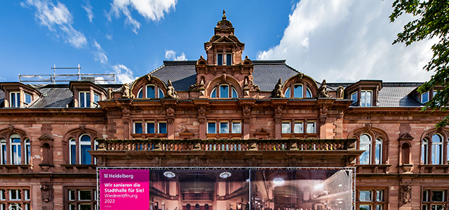 Banner kündigt Stadthallen-Sanierung an. (Foto: Dittmer) Banner vor der Stadthalle, der die Sanierung ankündigt.