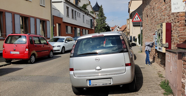 Gehwegparken in der Kriegsstraße (Foto 2022, Stadt HD)
