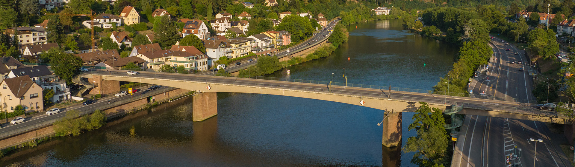 Blick auf den Neckar und die Ziegelhäuser Brücke, die darüber führt.