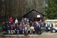Gruppenfoto vor einer Hütte im Wald