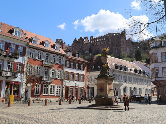 Blick vom Kornmarkt auf das Heidelberger Schloss (Foto: Pellner/ Stadt Heidelberg) 