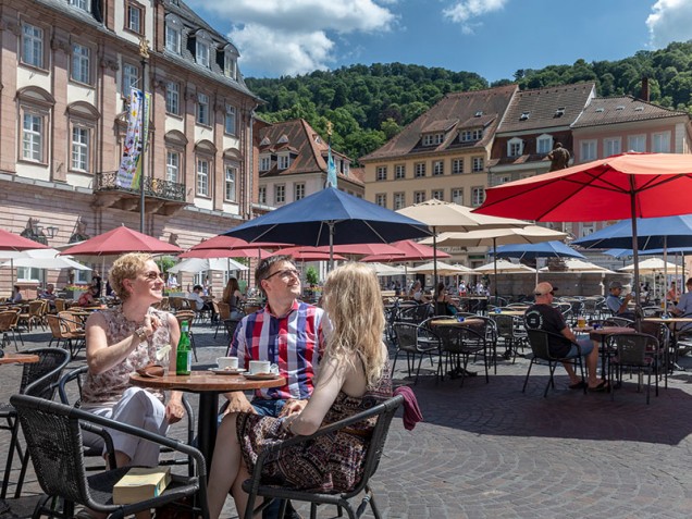 Gemütlich sitzen auf dem Heidelberg Marktplatz (Foto: Buck) 