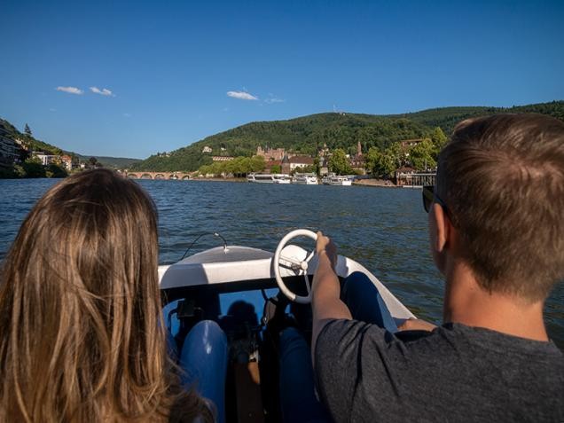 Tretbootfahrt auf dem Neckar (Foto: Schwerdt/ Heidelberg Marketing)
