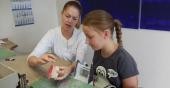 Lisa (10) und ZahntechnikerinGefion Gruber von der Dental Care GmbH beim Herstellen einer individuellen "Schaufel" (Foto: Anke Speiser)