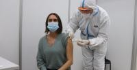 Eine Frau wird im Zentralen Impfzentrum geimpft