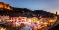 Man sieht den Heidelberger Weihnachtsmarkt von oben bei Nacht.