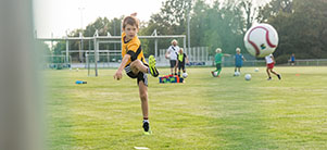 Ein Junge spielt Fußball. (Foto: Bäcker)