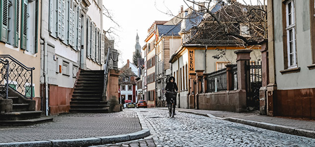 Ein Radfahrer in der Altstadt.
