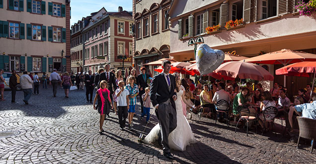 Hochzeitspaar auf dem Marktplatz (Foto: Diemer)
